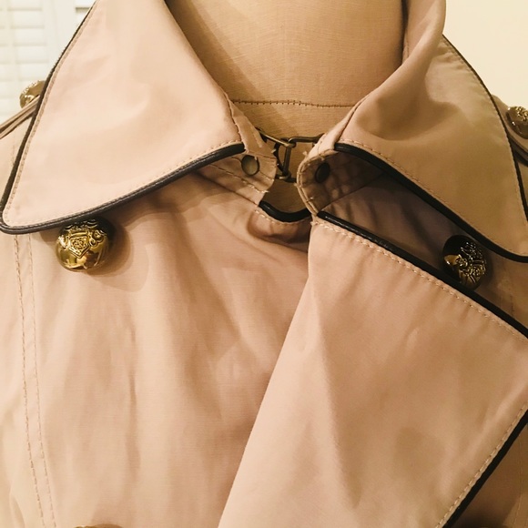 BCBGeneration trench with gold detailed buttons. - Picture 4 of 8